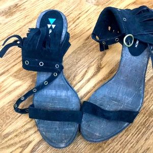 Fringe sandal pumps